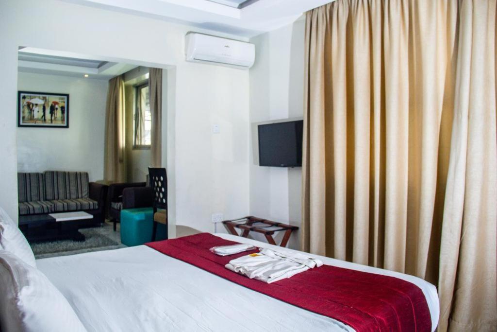 Aliayabiagba Glee Hotel מראה חיצוני תמונה