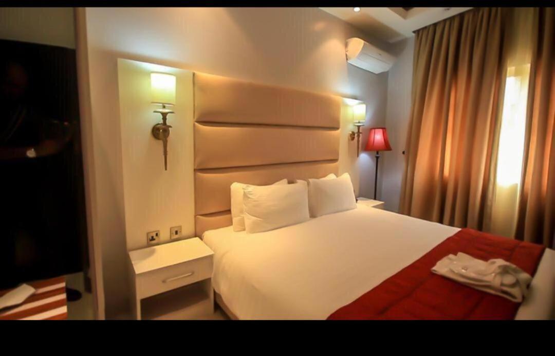 Aliayabiagba Glee Hotel מראה חיצוני תמונה