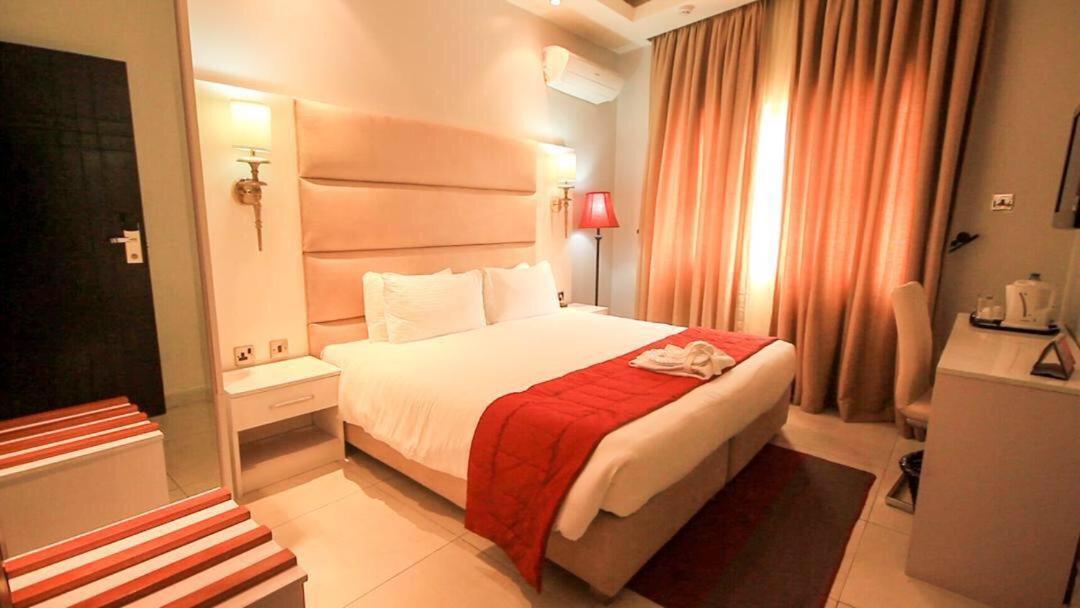 Aliayabiagba Glee Hotel מראה חיצוני תמונה