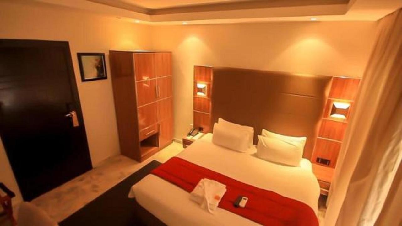 Aliayabiagba Glee Hotel מראה חיצוני תמונה