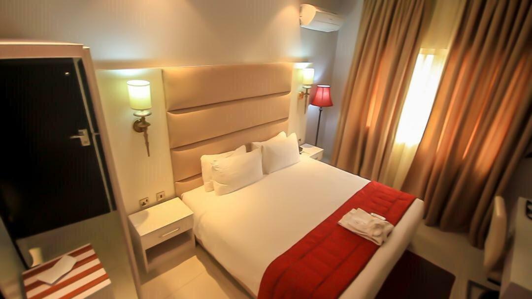 Aliayabiagba Glee Hotel מראה חיצוני תמונה