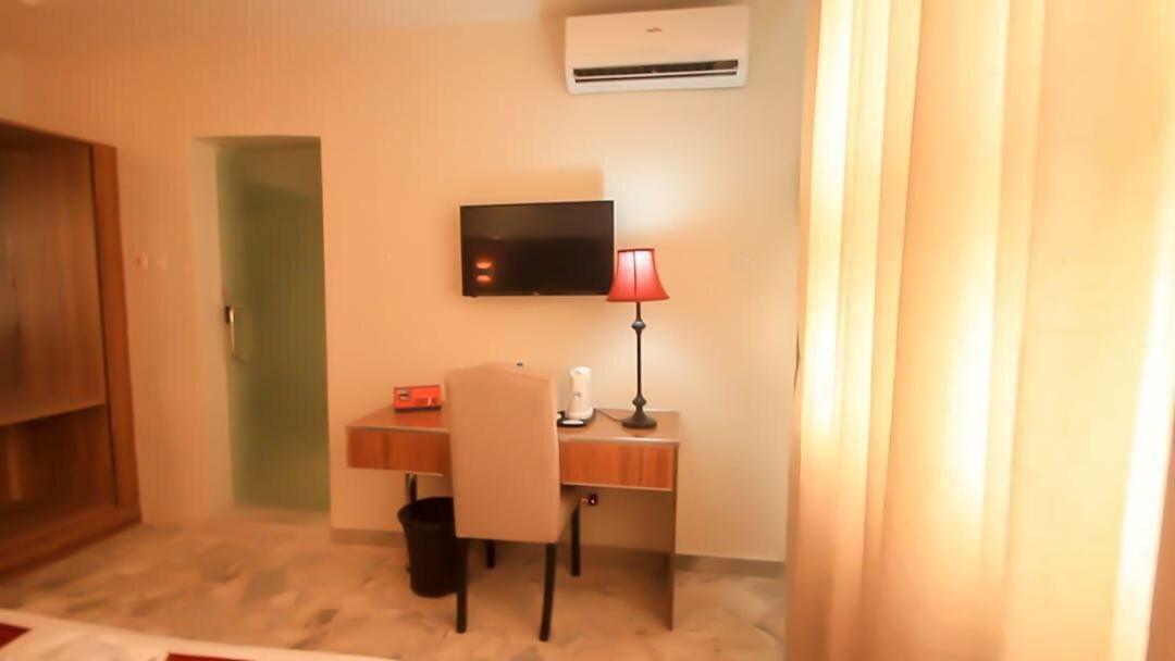 Aliayabiagba Glee Hotel מראה חיצוני תמונה