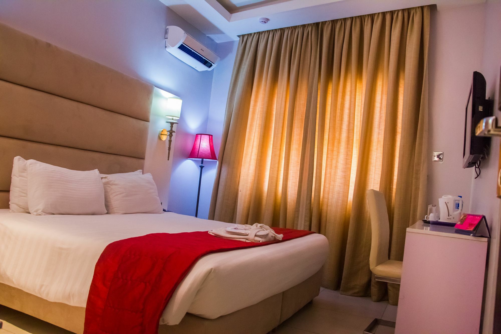 Aliayabiagba Glee Hotel מראה חיצוני תמונה